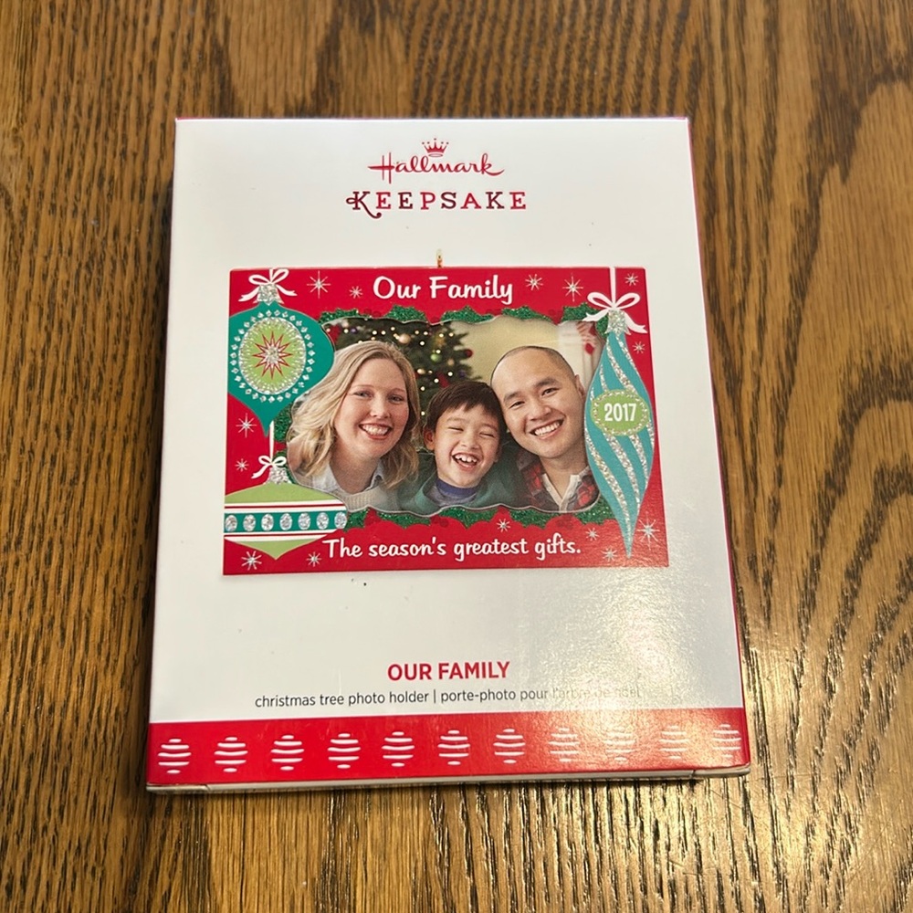 Hallmark Keepsake 2017 Our Family Christmas Photo Holder Ornament
